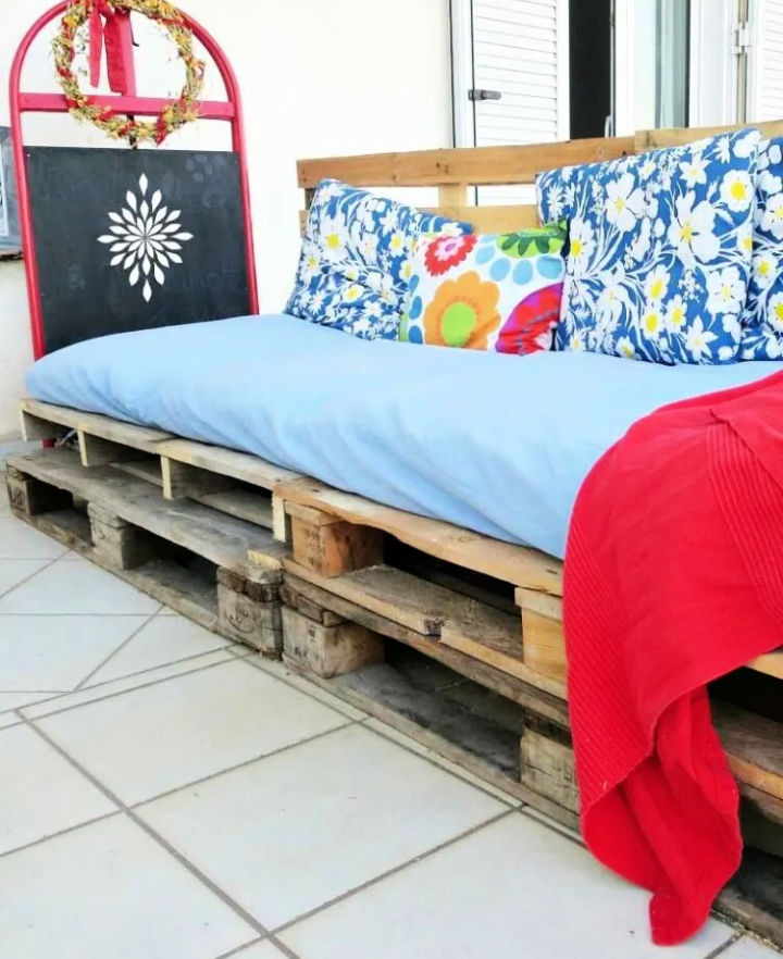 30 Free DIY Pallet Couch Plans (Pallet Sofa Ideas) - DIY Cozy Home