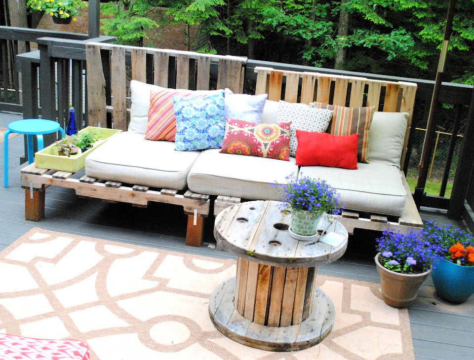 30 Free DIY Pallet Couch Plans (Pallet Sofa Ideas) - DIY Cozy Home